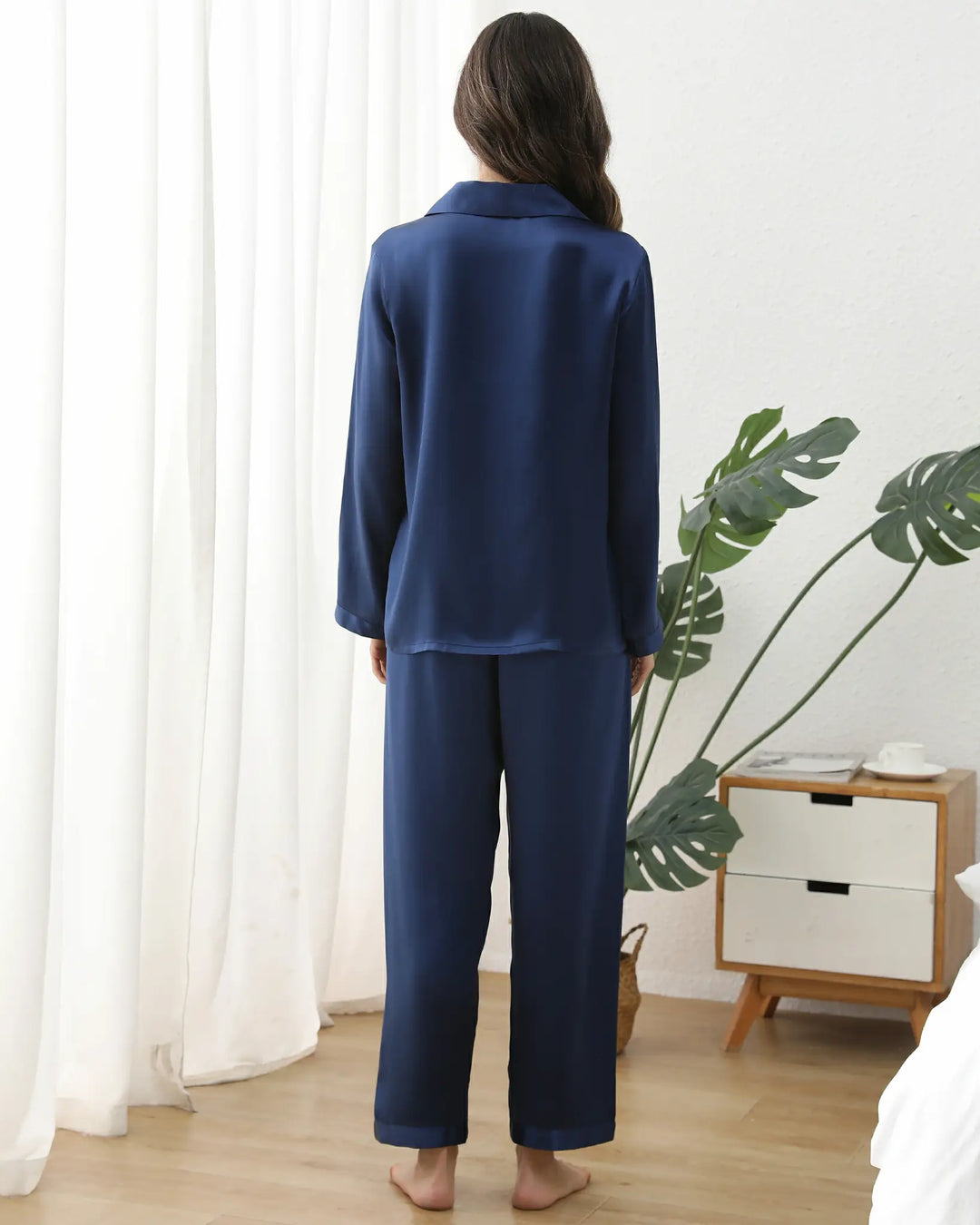 16 Momme Silk Excellence: Crafted from 100% Grade-6A mulberry silk, this 16-momme fabric strikes the perfect balance between lightweight softness and durable luxury, offering hypoallergenic comfort and a lustrous finish that glides over the skin.#color_navy-blue